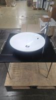 Modernes Lavabo mit Armatur