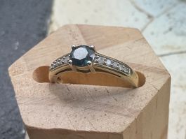9ct. Gelbgoldring mit Diamanten blau und weiss