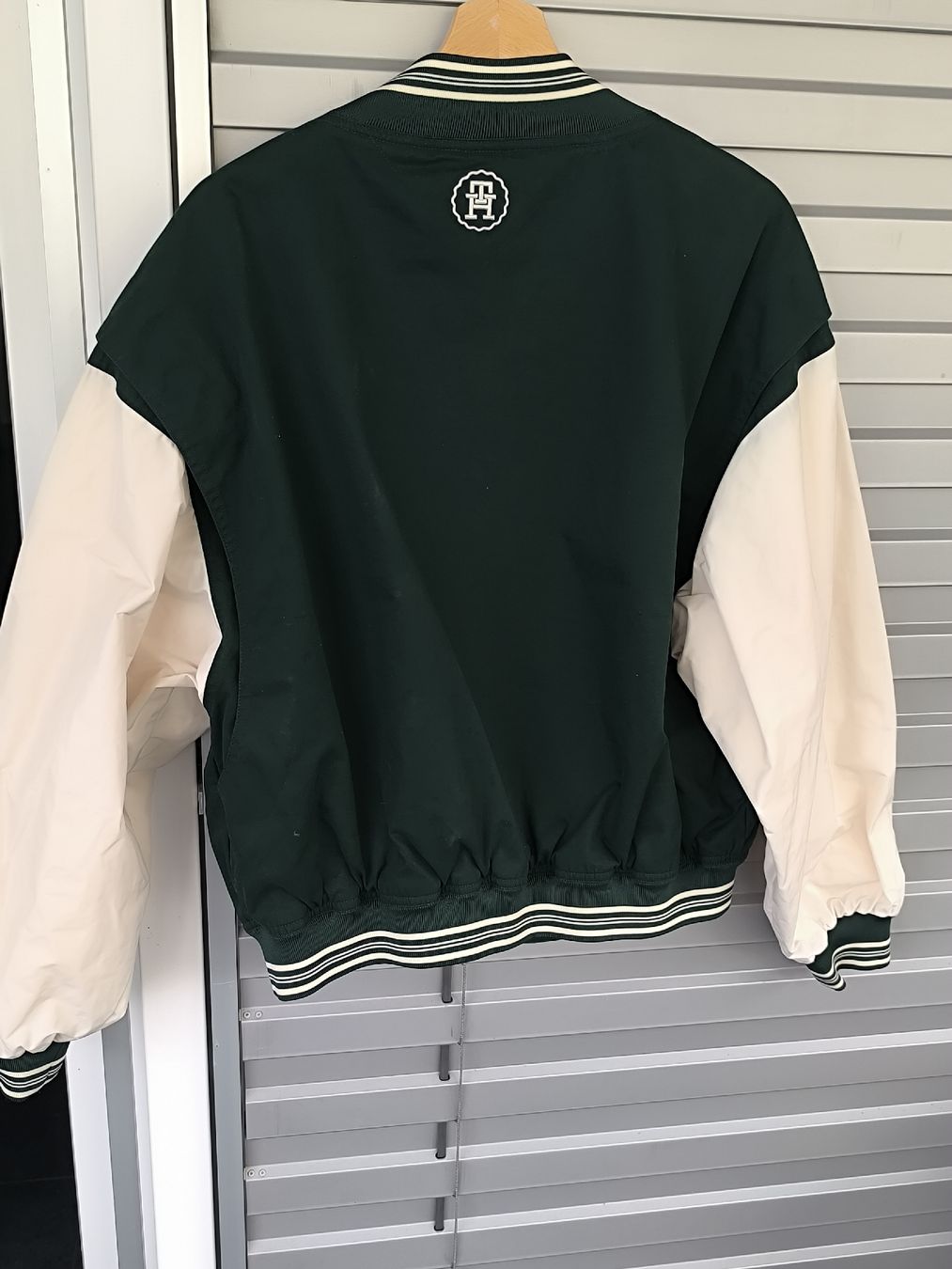 Tommy Hilfiger Jacken: Jacke Tommy Hilfiger  – Neu (gemäss Beschreibung) aus Oftringen von Lejaleja 2