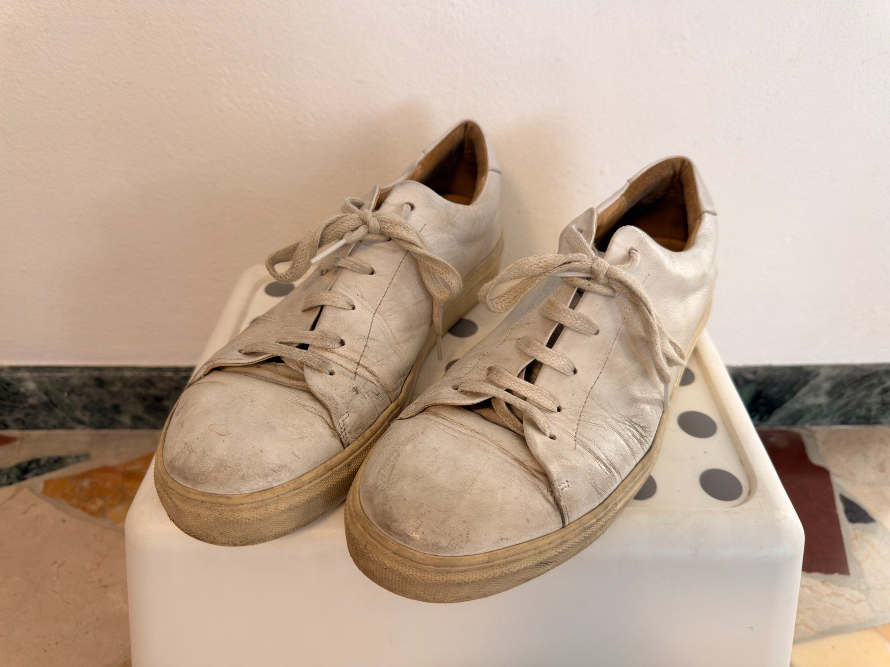 Herrenschuhe: Sneakers in pelle bianche,  n.45. – Gebraucht aus Sorengo von igorgrez