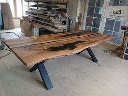 Schweizer Nussbaum Massivholztisch rustikal Epoxidharz 260cm