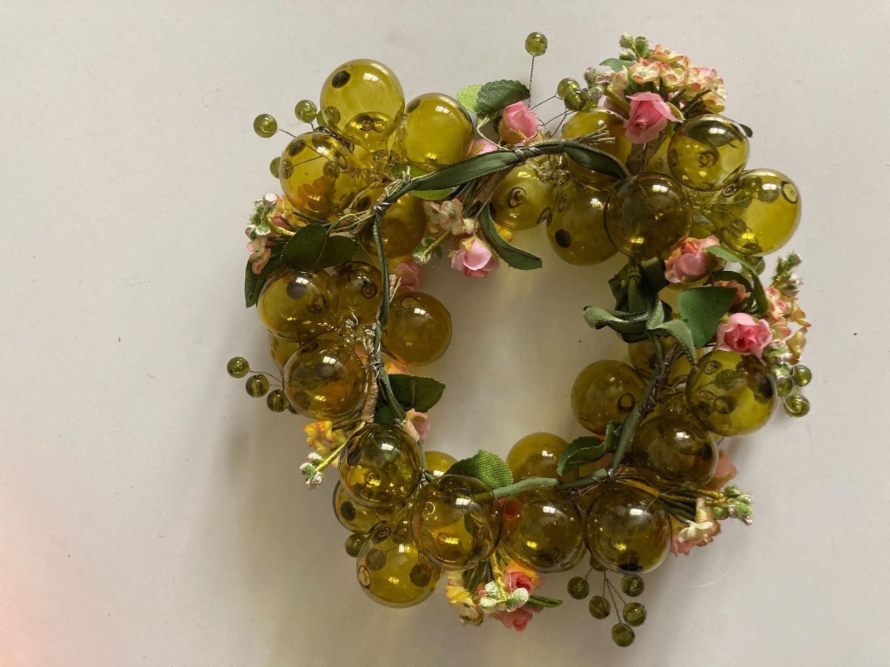 Alle Dekorationen: Schöner, älterer Glas-Kranz mit Kunst- – Gebraucht aus Zürich von Chaeffeler 3