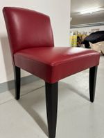 12 chaises en peau de vache rouge avec pieds en bois foncé