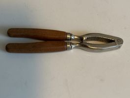 Nussknacker mit Holzgriffen