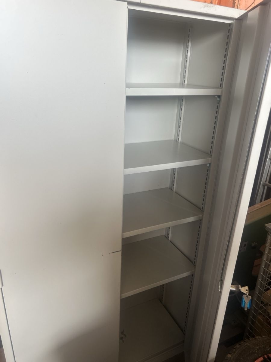 Armoires: Metallschrank abschliessbar  – D'occasion à Aefligen par schnappi02 4