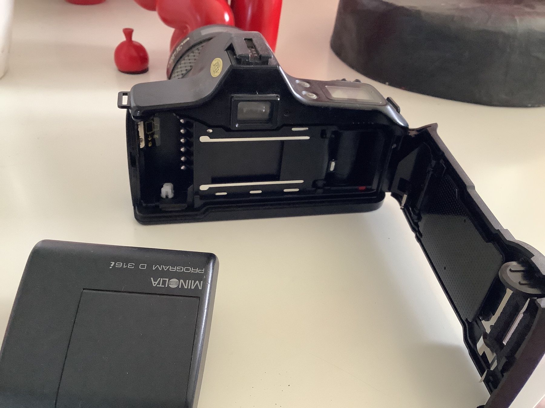 Minolta Fotocamera: Alte Minolta DYNAX 3000i mit Blitz – Usato da Oberengstringen venduto da Pepper6 2