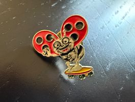 Süsser Marienkäfer-Anstecker auf Skateboard, Vintage Look!
