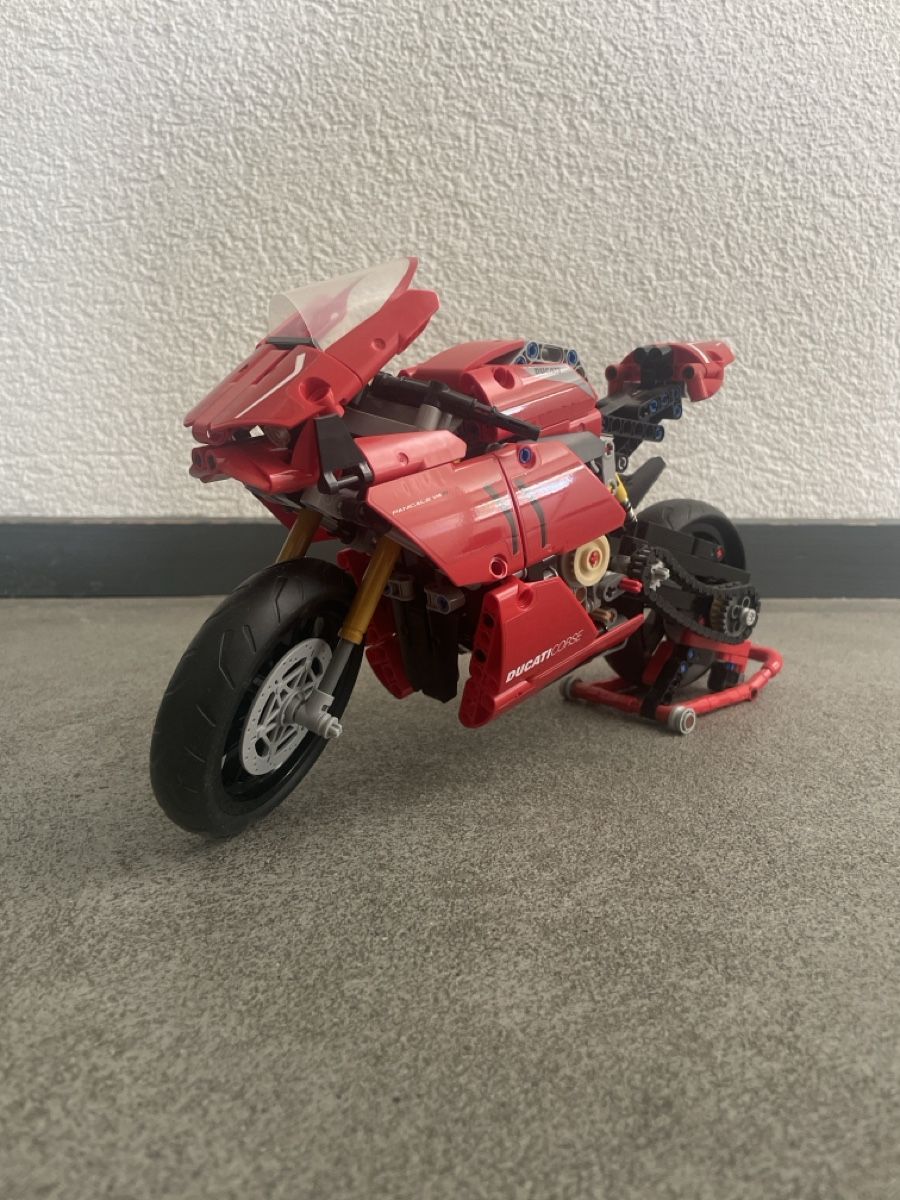 Lego Kit di costruzioni: Lego Technic Ducati Panigale V4 R – Usato da Lausanne venduto da jer_m5kh