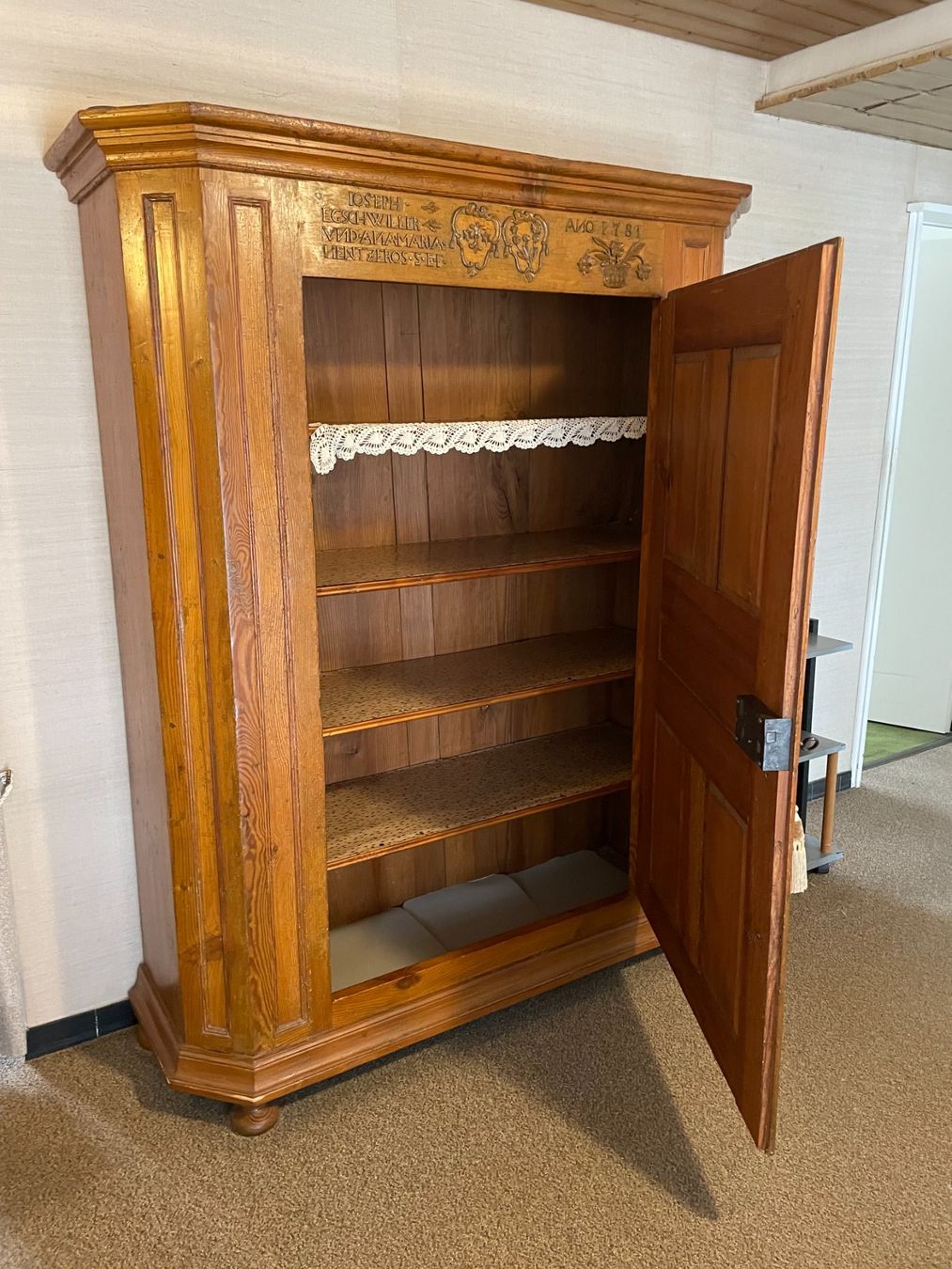 Armadi: Antiker Holzschrank – Usato da oberbuchsiten venduto da Stempelgasse11 1