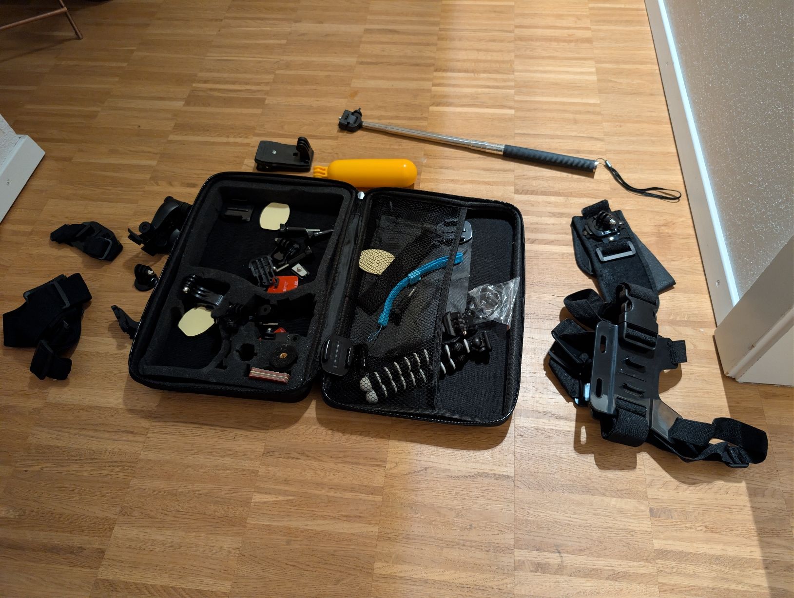 Gopro Action Cam: Diverses GoPro Material – Neu (gemäss Beschreibung) aus Urdorf von Drizzy