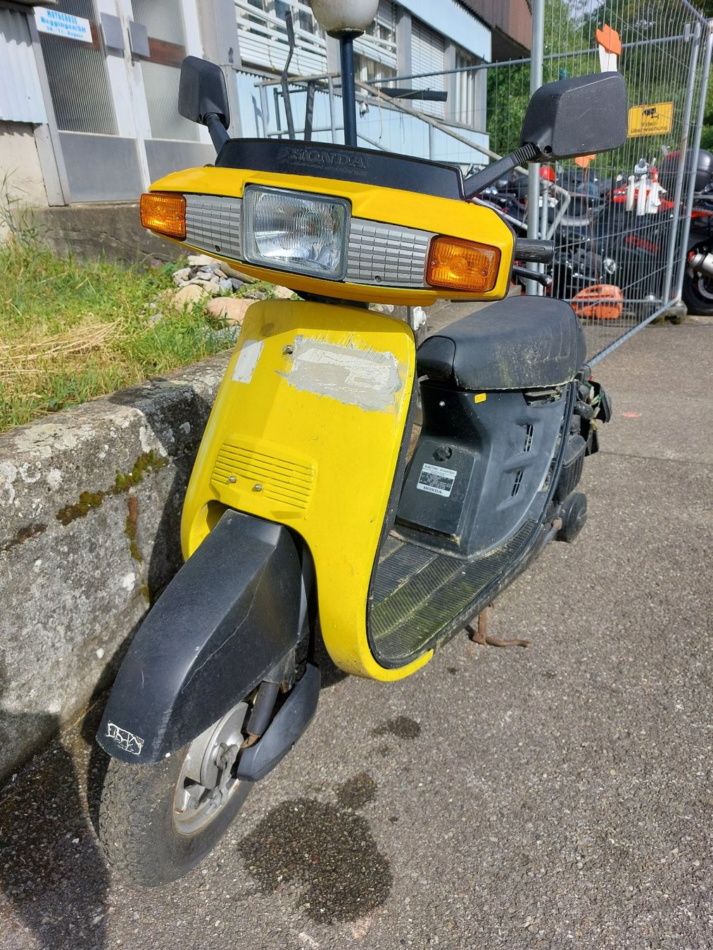 Honda Scooter: Honda Lead 50 Roller zwei Tackt defekt Export – Difettoso da Schleitheim venduto da ZieglerMotoRecycling
