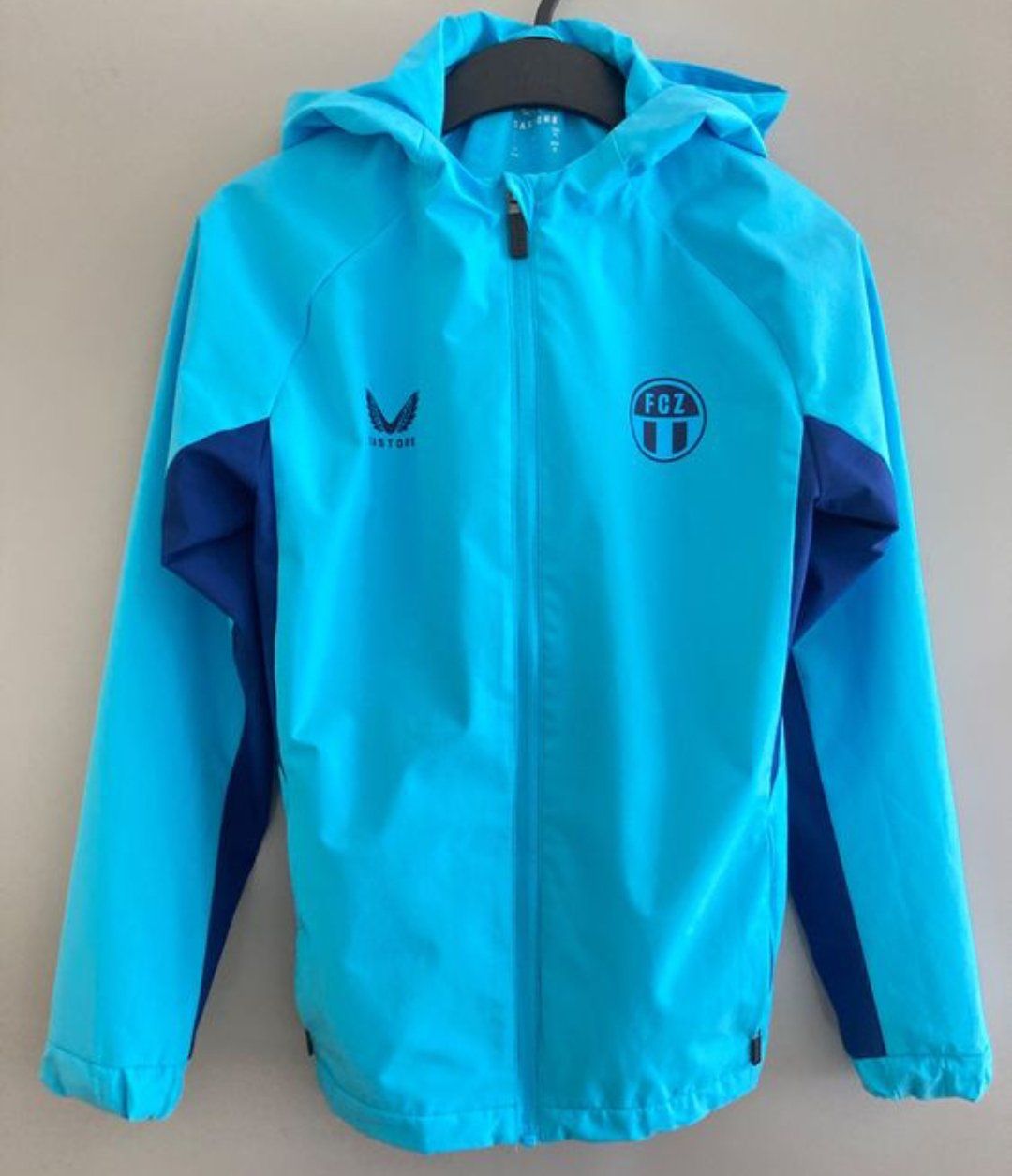 Jacken: FCZ Regenjacke Original – Neu und originalverpackt aus Dietikon von Filo1010