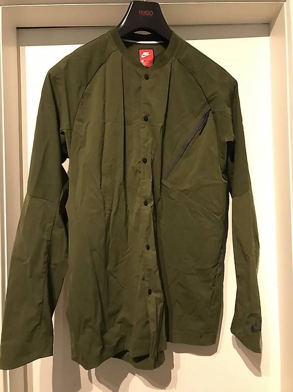 Camicie: Chemise NIKE verte M – Usato da Muri b. Bern venduto da Saldayann