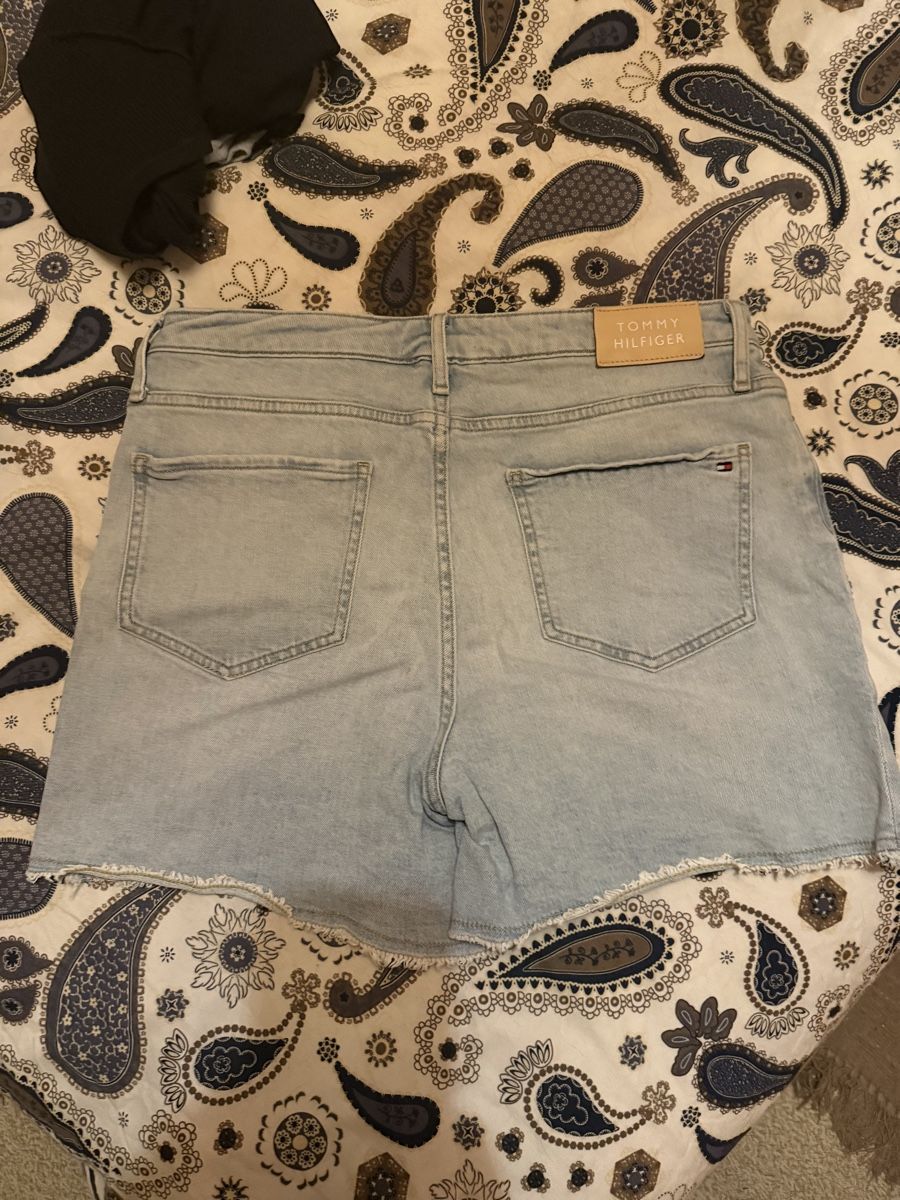 Tommy Hilfiger Jeans: Tommy Hilfiger Shorts Grösse 44  – Gebraucht aus Basel von Brunner.T 1