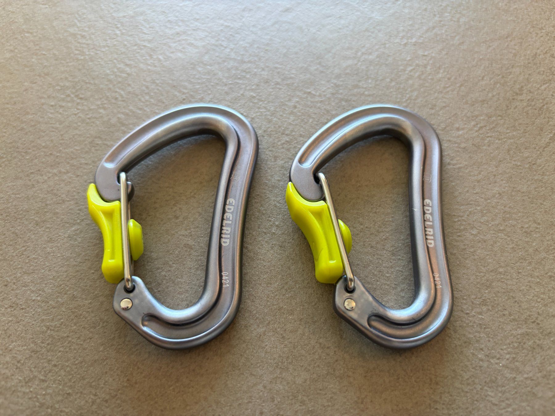 Kletterausrüstungen: 2x Edelrid Ease Karabiner – Gebraucht aus Morschach von PetrKopcak