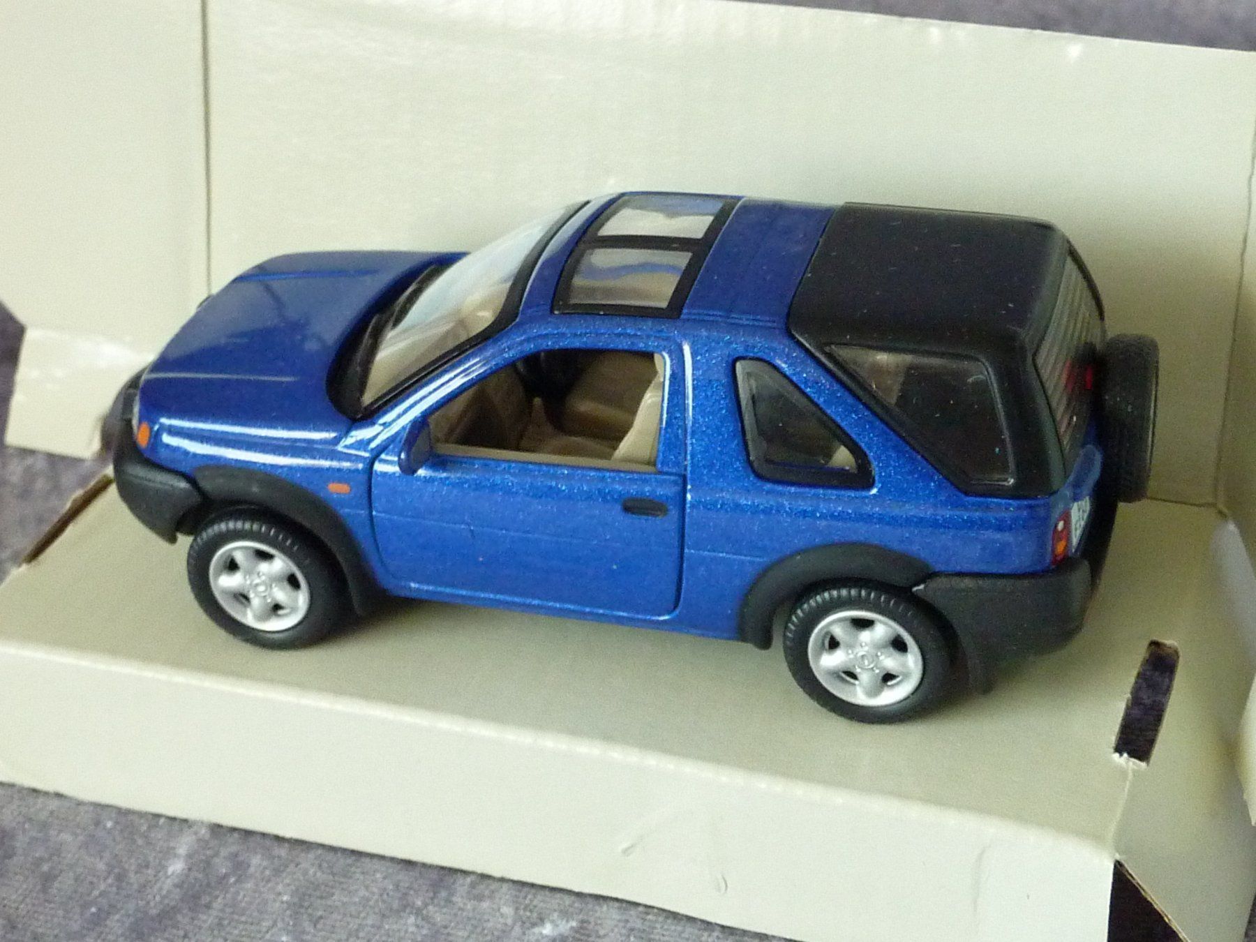 Schuco Voitures modèles: Land Rover Freelander  1:43 – Neuf avec emballage d'origine à Dürrenäsch par modellautos4you 2