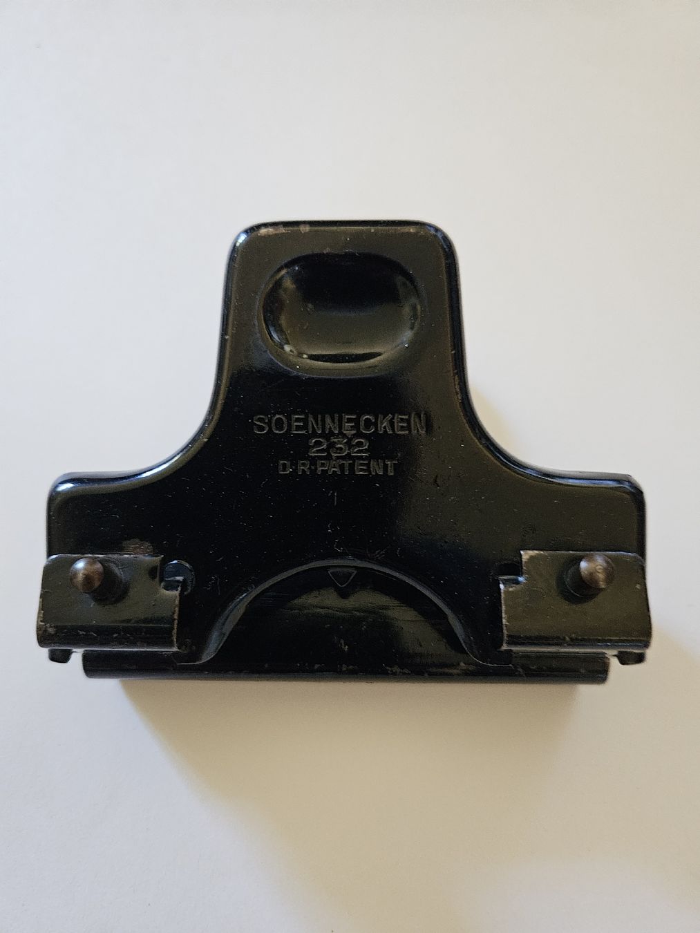 Tutti gli attrezzi: Perforatrice Soennecken, modèle 232. 1920-30 – Usato da Les Brenets venduto da SBO56