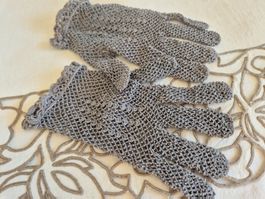 Damen Handschuhe gehäkelt grau Vintage gebraucht