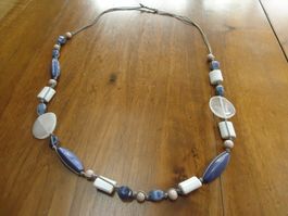 Long collier en résine et fil de coton