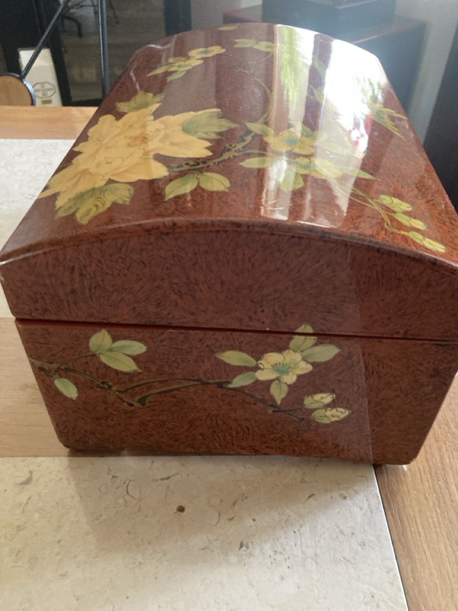 Truhen: Coffre chinois fait mains Décoré de Fleurs – Gebraucht aus Bursinel von SeveralLives 1