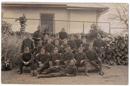 Soldatengruppe vor Holzstapel, um 1914
