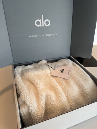 Alo Yoga Foxy Sherpa Jacket Ivory Gr. M – Neu mit Etikett