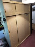 Grosser Kleiderschrank Holz mit Schiebetüren,