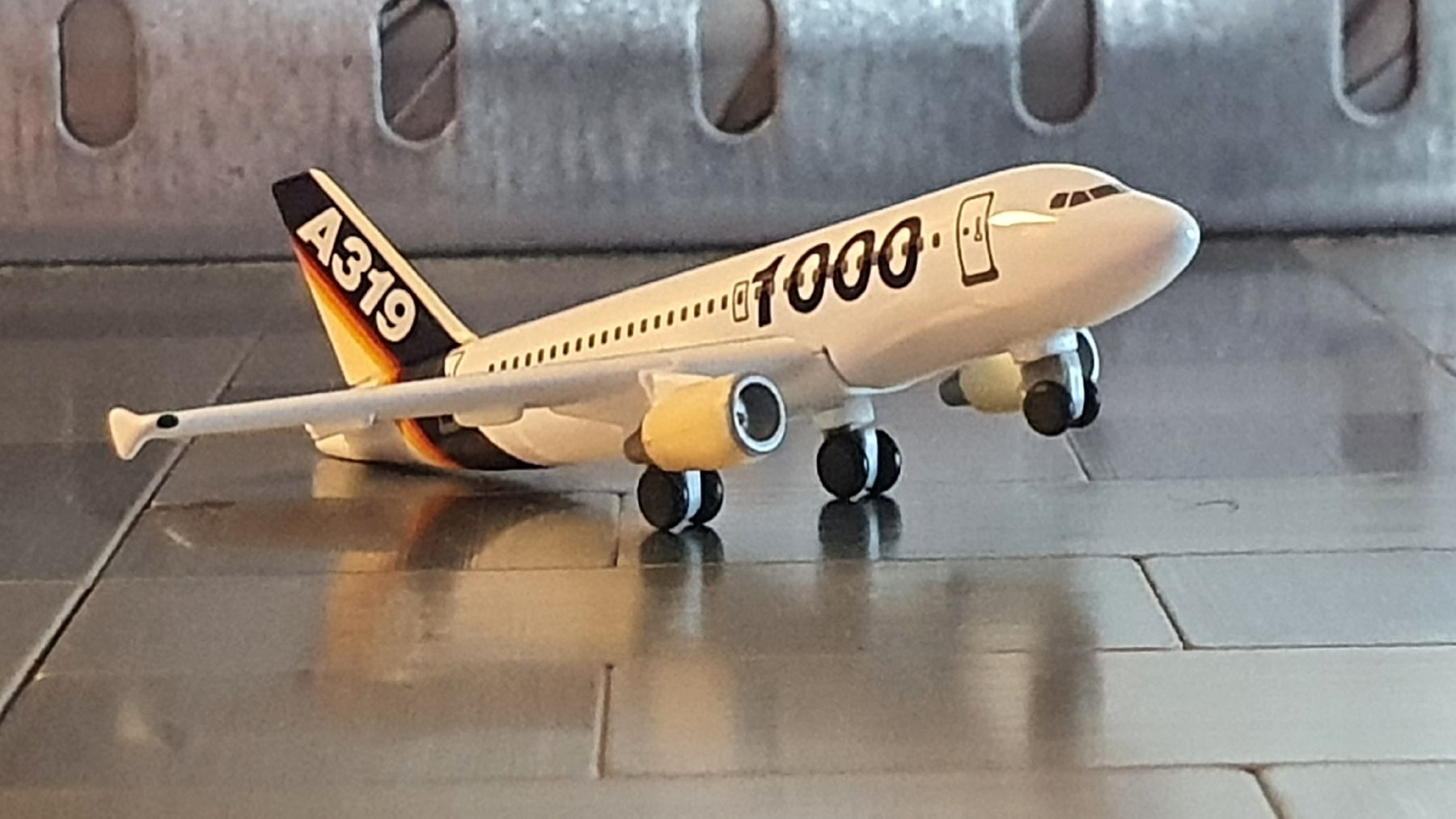 Herpa Kit di modellismo & Modellini statici: HERPA AIRBUS A319 1/500 – Usato da Männedorf venduto da Modellbau-wyss 1