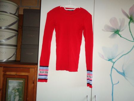 *** besonderer Pulli *** / von Guess / mit Logo an den Armen