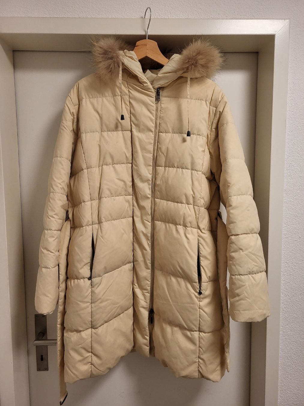 Jacken: Winter-Daunenmantel, beige, Gr. 46, mit Gürtel – Gebraucht aus Basel von Ywana