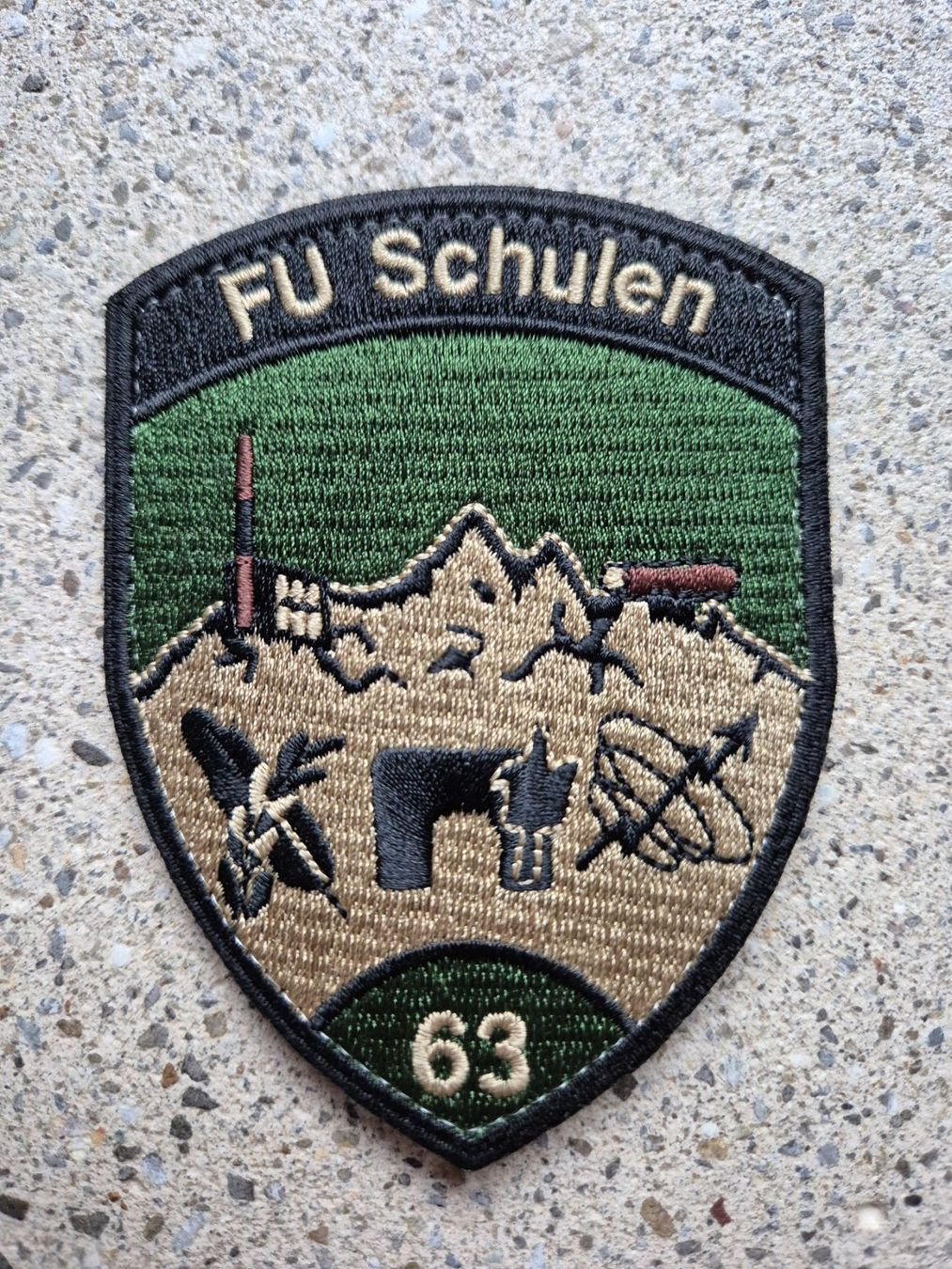 Schweizer Armee Placchette & Badge: *** Badge FU Schulen 63 mit klett *** – Nuovo e nell'imballaggio originale da Riedholz venduto da fr_sIruP