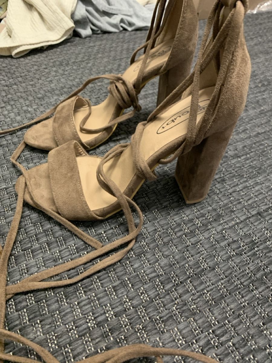 Scarpe da donna: Sandalen Gr 37 Taupe – Usato da Bad Zurzach venduto da Cuore34 1