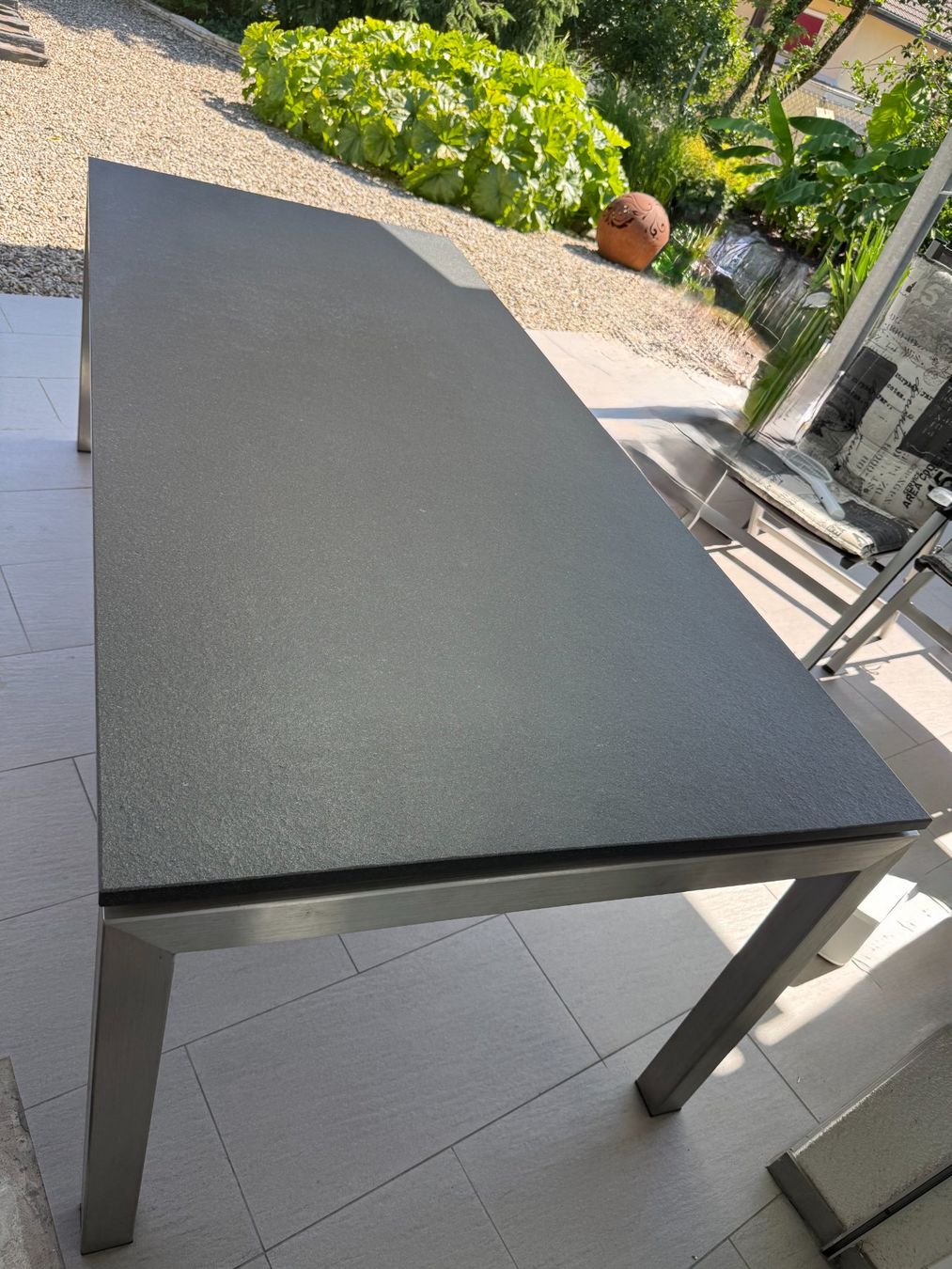 Tables: Massiver Granit-Gartentisch – D'occasion à Steffisburg par Yello 2