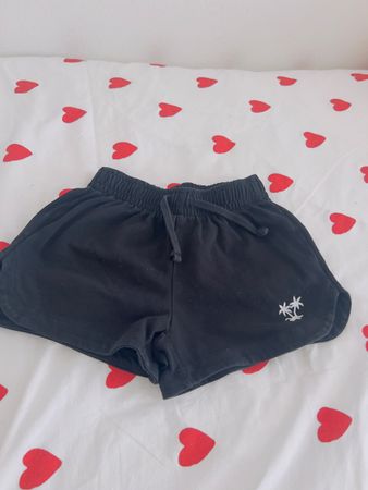 Shorts schwarz Grösse 131 mit Palme neuwertig