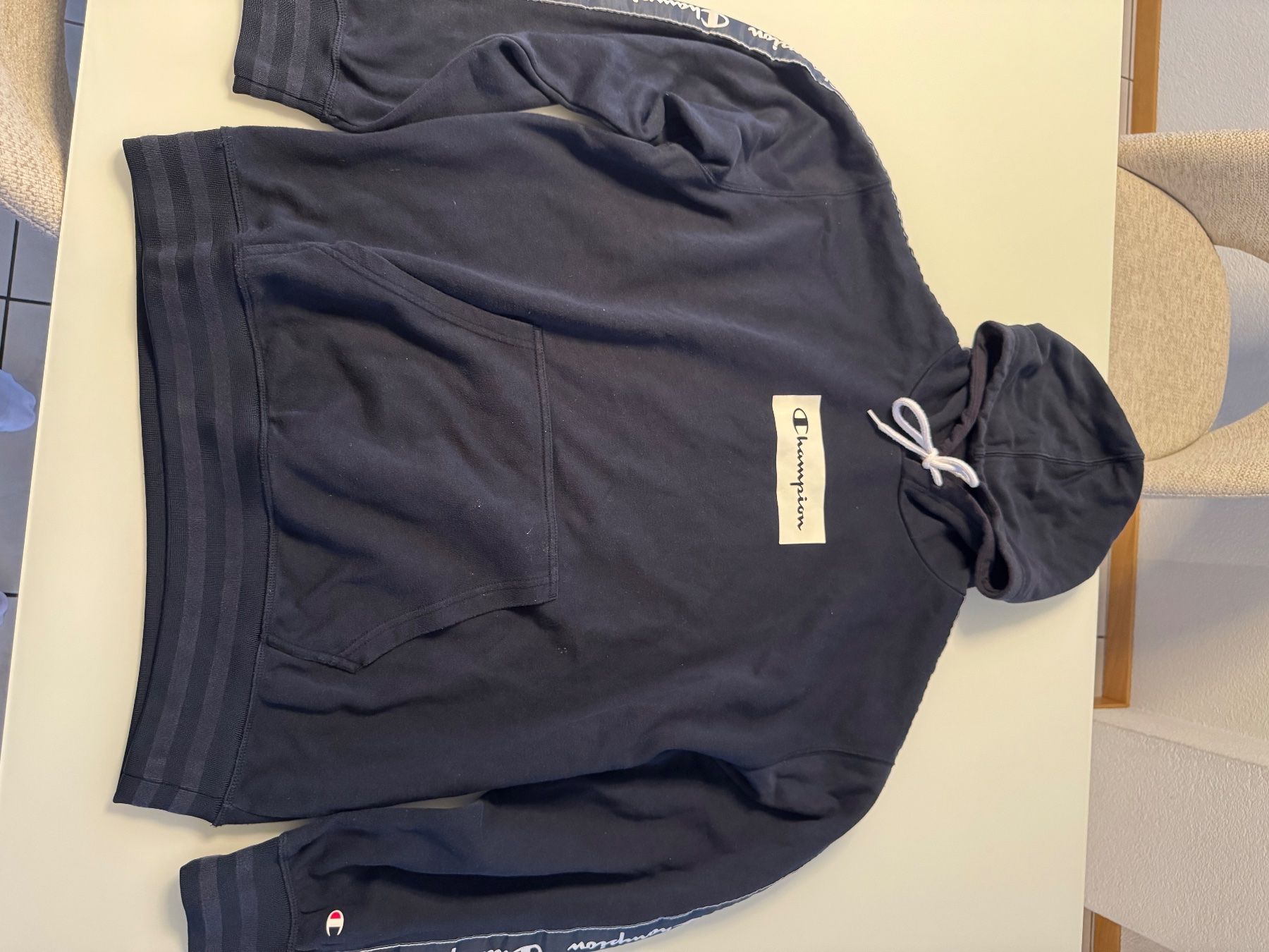 Pullover & Sweatshirts: Pull champions – Gebraucht aus Prez-vers-Noréaz von jon_lm5f