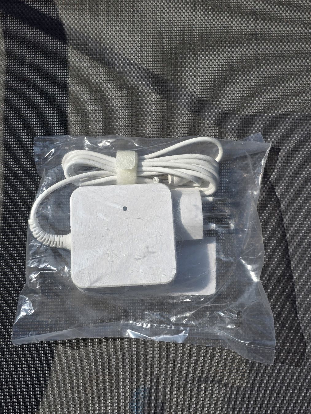 Lecteurs & Adaptateurs: Steckernetzteil (Adapter) mit Hohlstecker von Swisscom – Neuf avec emballage d'origine à Grandval par Golumbus 1