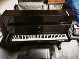 Piano droit noir de la marque Bohemia il se trouve à Savigny