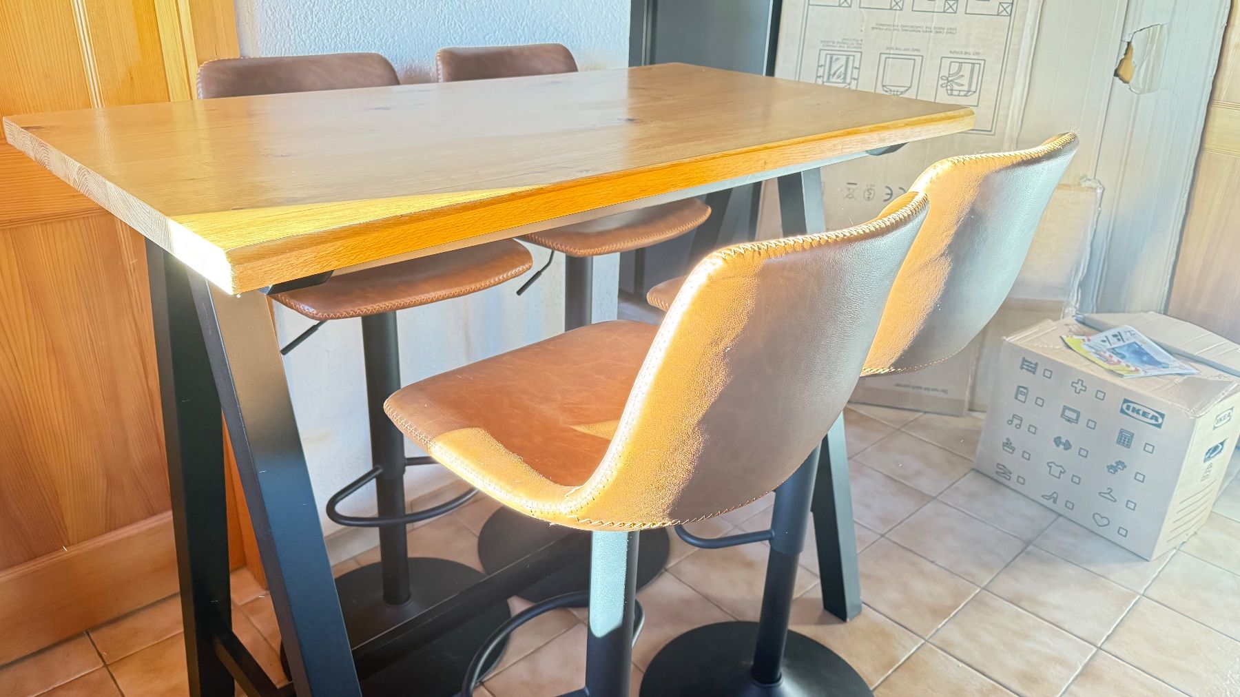 Set di tavolo e panche: table haute avec 4 chaises – Usato da Essertines-Rolle venduto da Nono_1802