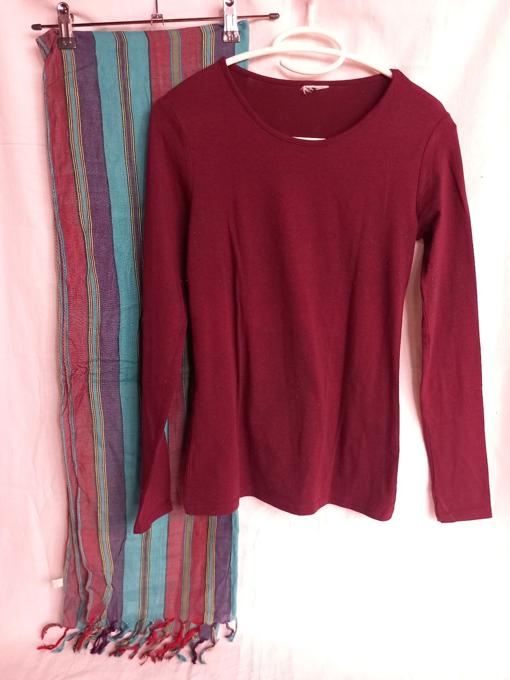 Foulards, Tücher & Schals: Pull bourgogne et foulard rayé en viscose – Gebraucht aus Faoug von per_kp6r