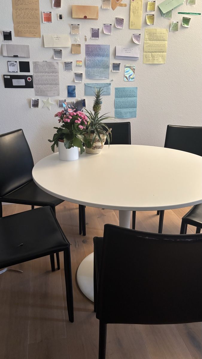 Ikea Set de table et chaises: Runder Esstisch mit Stühlen – D'occasion à Bern par din_5jwz