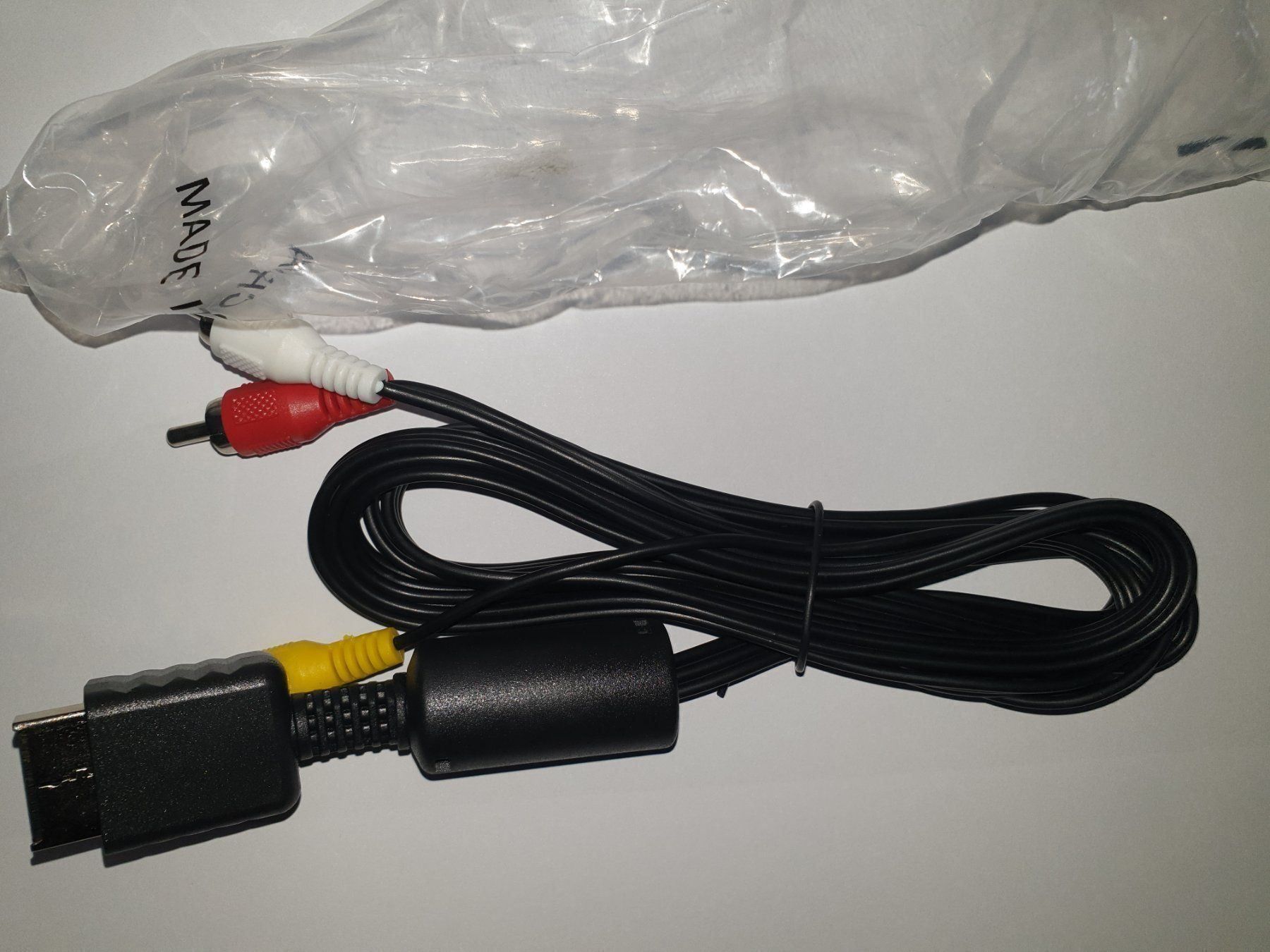 Sony Konsolen: Câble vidéo RCA-AV  pour PS1 PS2 PS3 – Neu und originalverpackt aus Renens VD von Accessoryworld 2