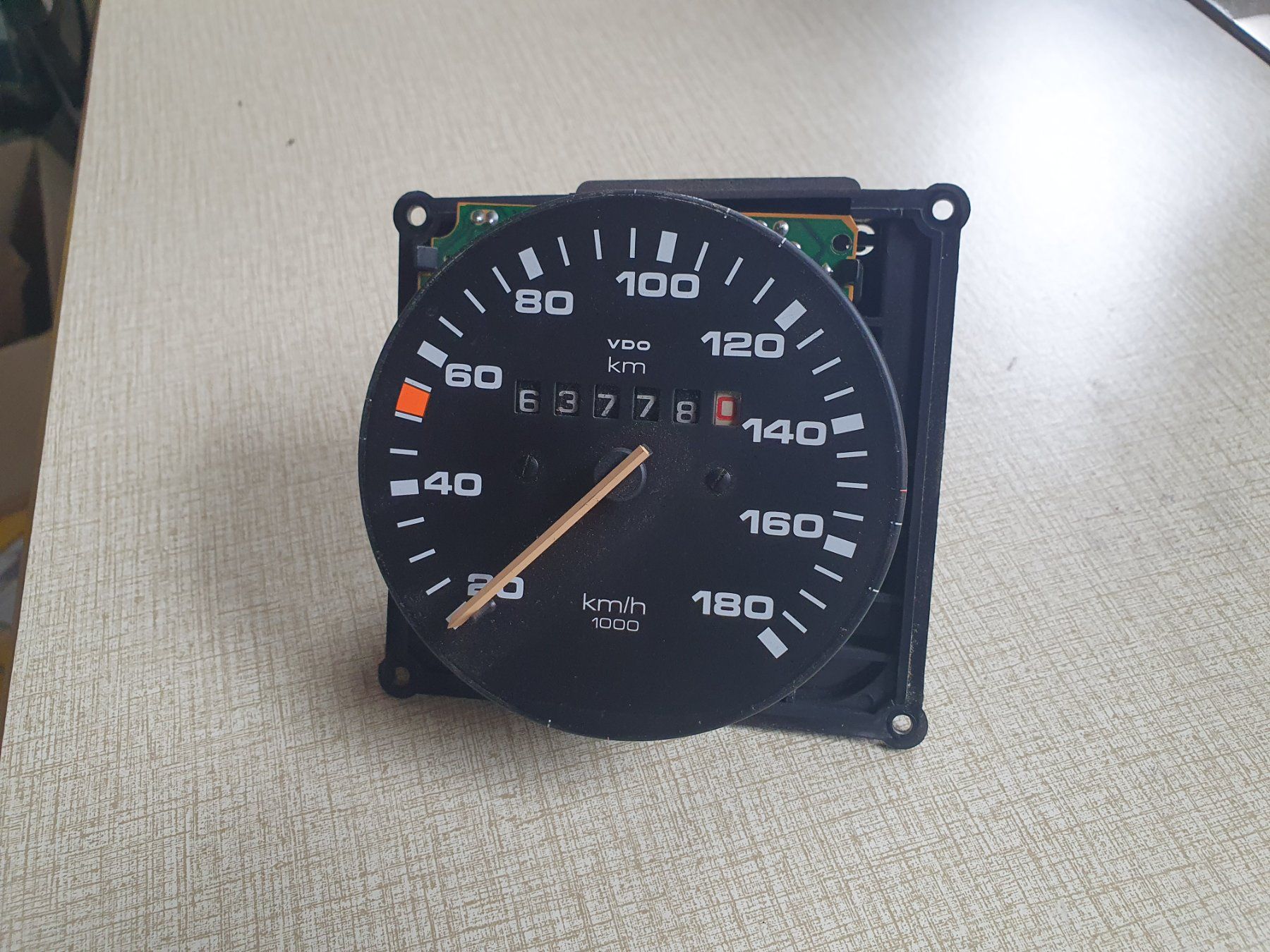 Volkswagen Tutti pezzi di ricambio auto: Tachometer von einem VW Bus T3 Syncro. – Usato da Schönenberg ZH venduto da Technmech