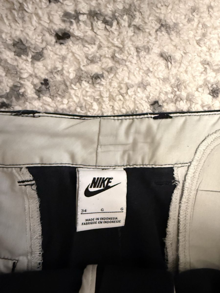 Nike Pantaloni: Nike black chino pant – Usato da Yverdon-Les-Bains venduto da fir_7srk 1