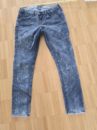 Coole Guess Jeans, Gr. 28, hellblau gemustert, Top Zustand!