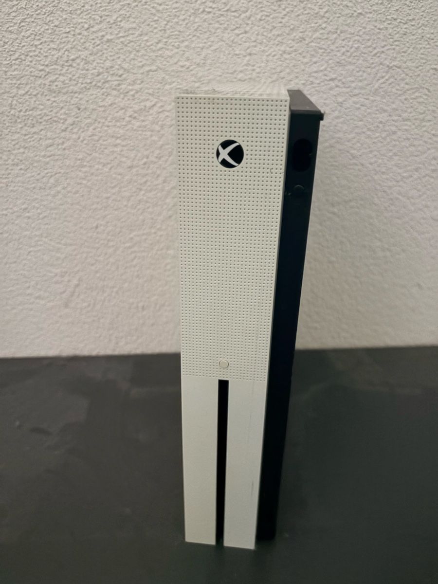 Microsoft Consoles: Xbox One S Konsole mit Controller gebraucht – D'occasion à Winkel par umevolume 1