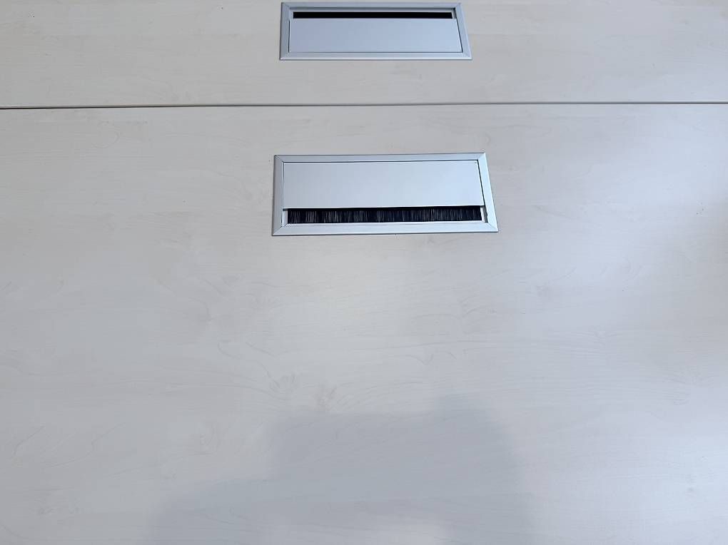 Scrivanie: Lot de 4 grands bureaux professionnels  – Usato da Genève venduto da anthony.beal1202 2