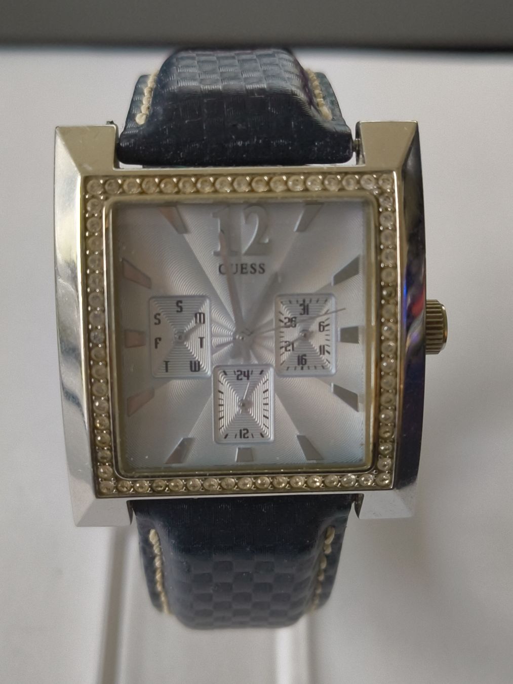 Guess Orologi: Guess Damenuhr mit Strasssteinen. – Usato da Zürich venduto da Montres_P
