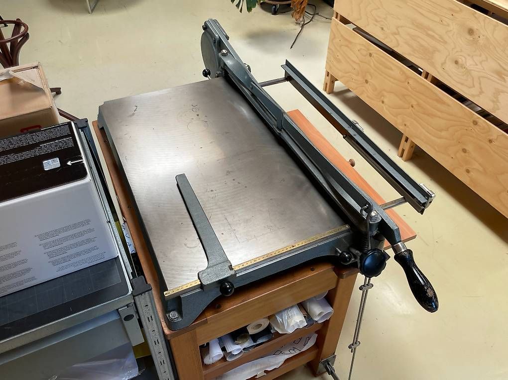 Toutes les machines: Schneidemachine / Professionelle Pappschere – D'occasion à Bern par Zweckdienlich 1