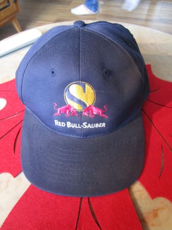 RED BULL SAUBER CAPE MÜTZE SIGNET GESTICKT ANTIK