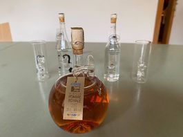 Assortiment de petits flacons alcool (décoration/collector)